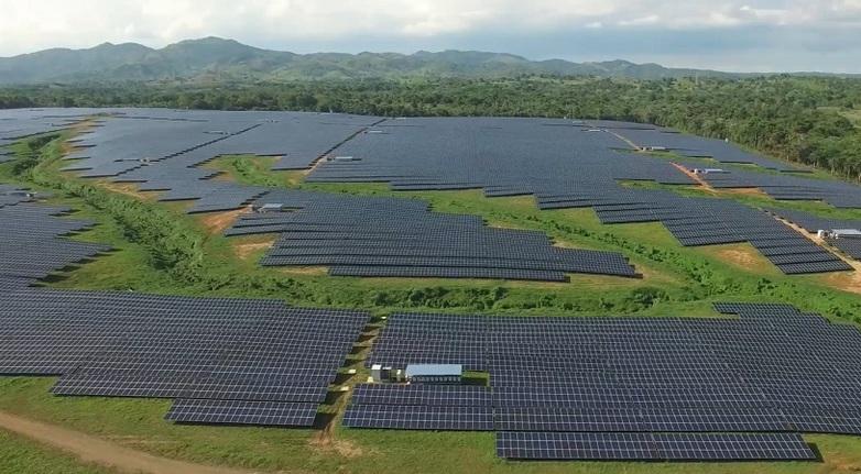 Monte Plata Solar Farm: Auf dem Bild befindet sich ein Solarpark, gelegen im Zentrum der Dominikanischen Republik