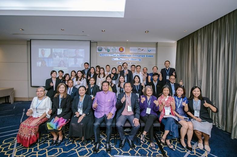 Eine Menschengruppe vor einem Vorhang.Foto: GIZ