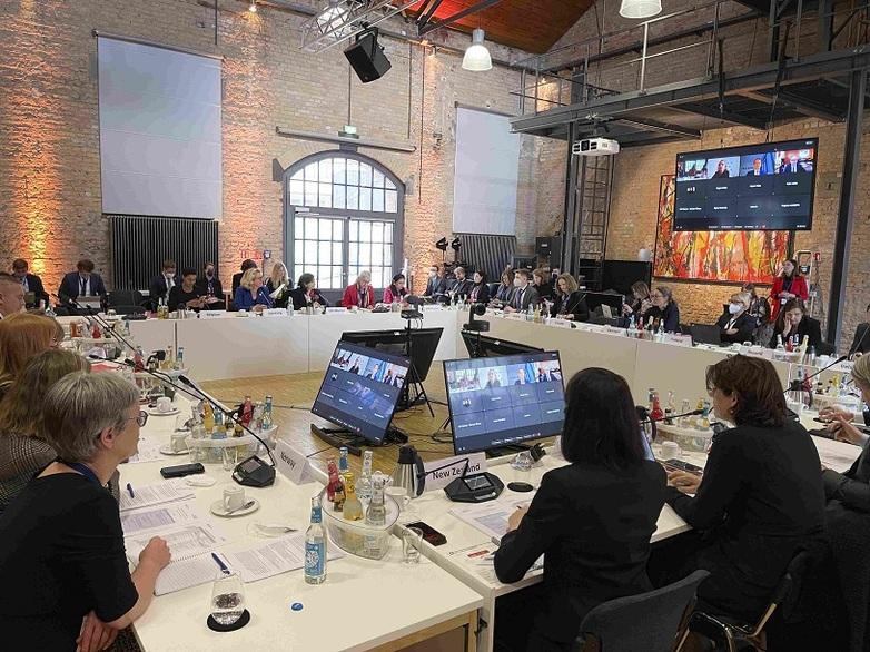 Caption: Hybrid event formats facilitate professional communication through a variety of channels.  Copyright: Ute Grabowsky / photothek.de