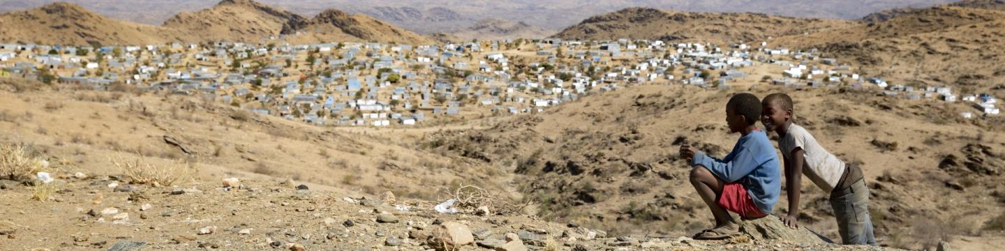 Spielende Kinder mit Blick auf eine der informellen Siedlungen von Windhoek. Copyright: GIZ