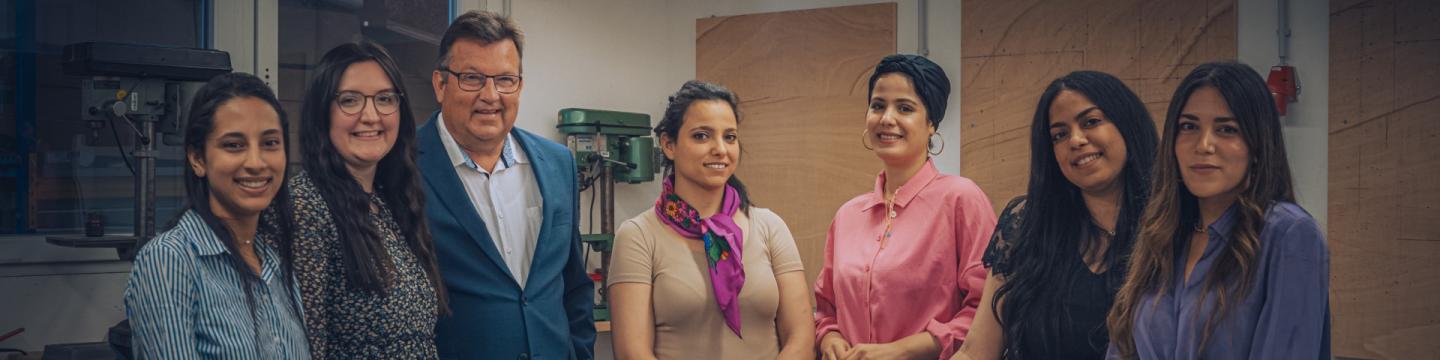 Sieben Personen stehen in der Werkstatt eines Betriebes in Norddeutschland. Die fünf jungen Frauen aus der Gruppe absolvieren ihre Ausbildung zur Elektrikerin. © GIZ/Ingo Boelter