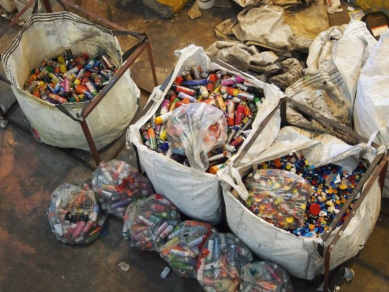 Dosen, Spraydosen und Flaschenverschlüsse © GIZ / CSP