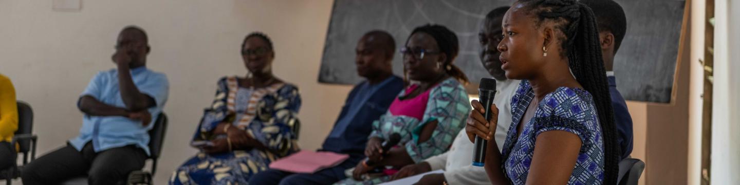 Aufklärungssitzung über gewaltfreie Kommunikation als Strategie zur Reduzierung von geschlechtsspezifischer Gewalt (GSG) am Lycée Tomdè in Kara in Anwesenheit des Schulleiters M. AGATE Assi.