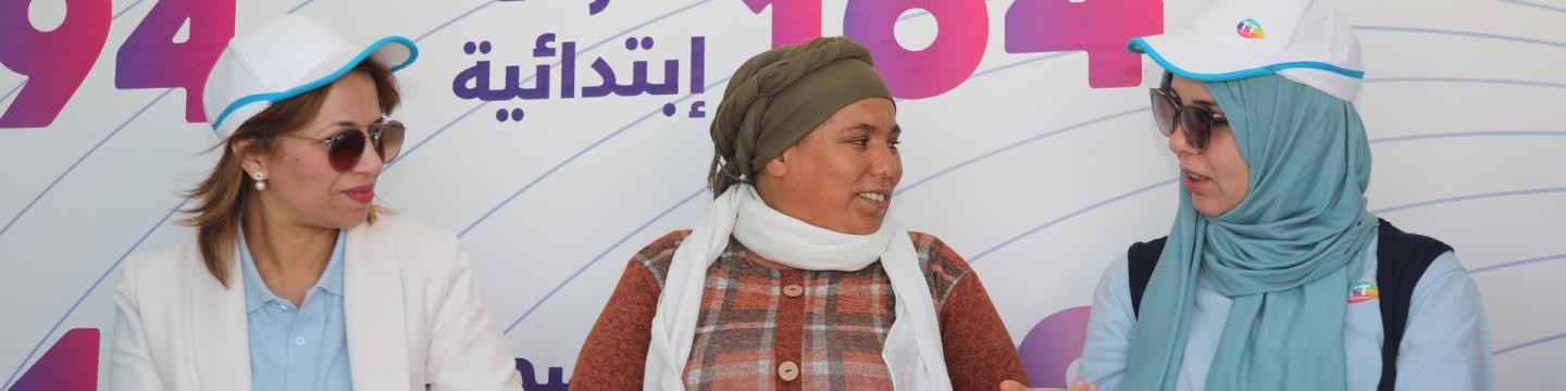 Drei Frauen unterhalten sich.