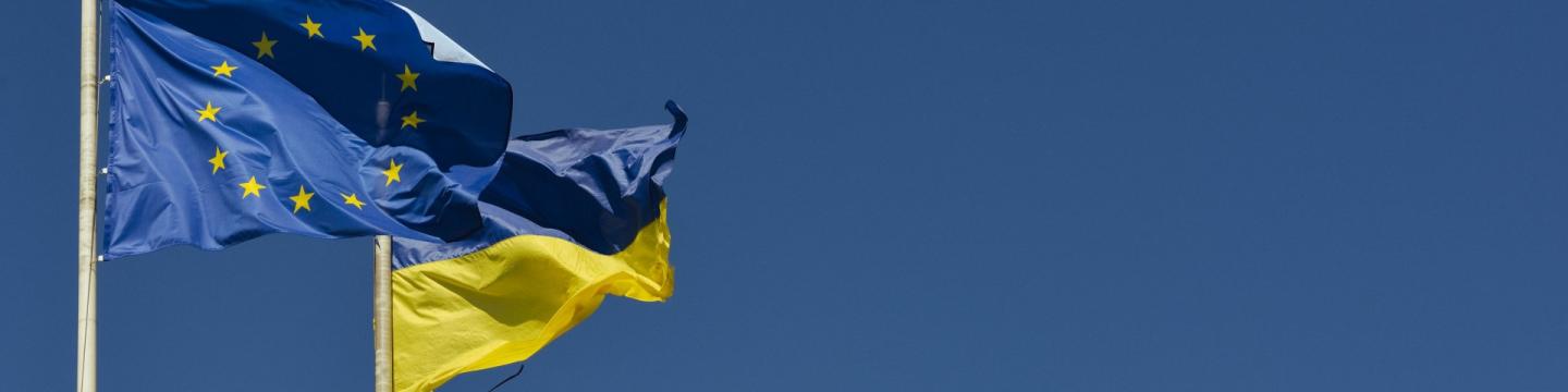 Ukrainische Flaggen wehen neben Flaggen der Europäischen Union.
