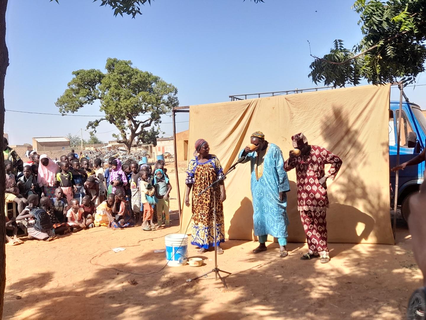 Les membres de la communauté locale apprennent à mieux connaître la santé mentale grâce à une représentation théâtrale interactive au Burkina Faso.