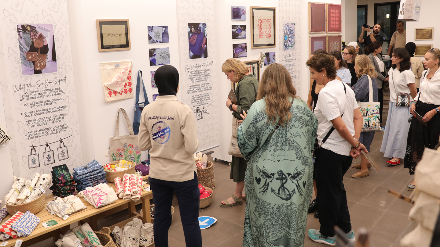 Teilnehmende der Europäischen Union und Jordaniens gehen gemeinsam bei der Auftaktveranstaltung des von der EU finanzierten Programms zur Unterstützung der Rechtsstaatlichkeit in Jordanien.