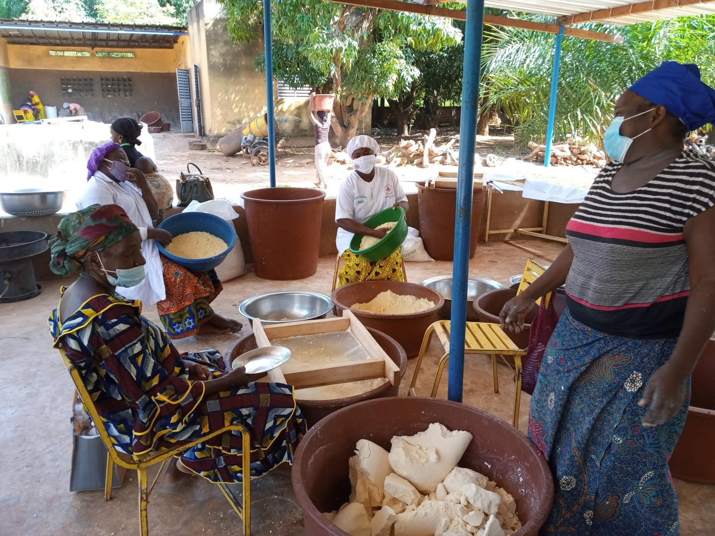 Femmes travaillant dans une unité de transformation du manioc.