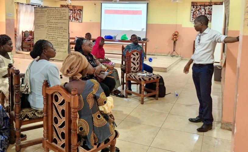 Des membres de la communauté de Kaya au Burkina Faso participant à une activité de sensibilisation sur l'égalité des genres.