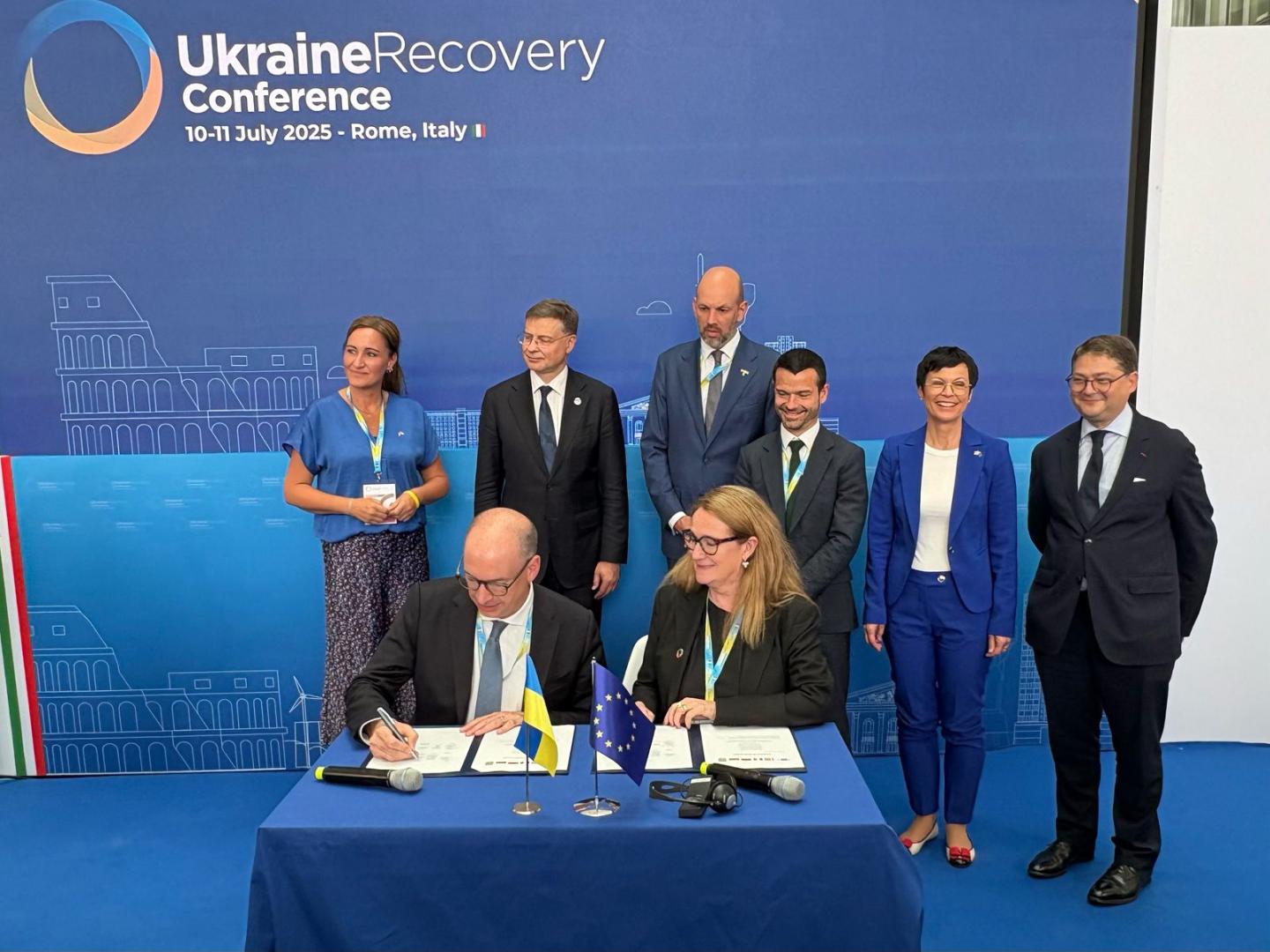 Bei der „Ukraine Recovery Conference“ 2025 unterzeichnen Niels Annen und Ingrid-Gabriela Hoven eine Vereinbarung.