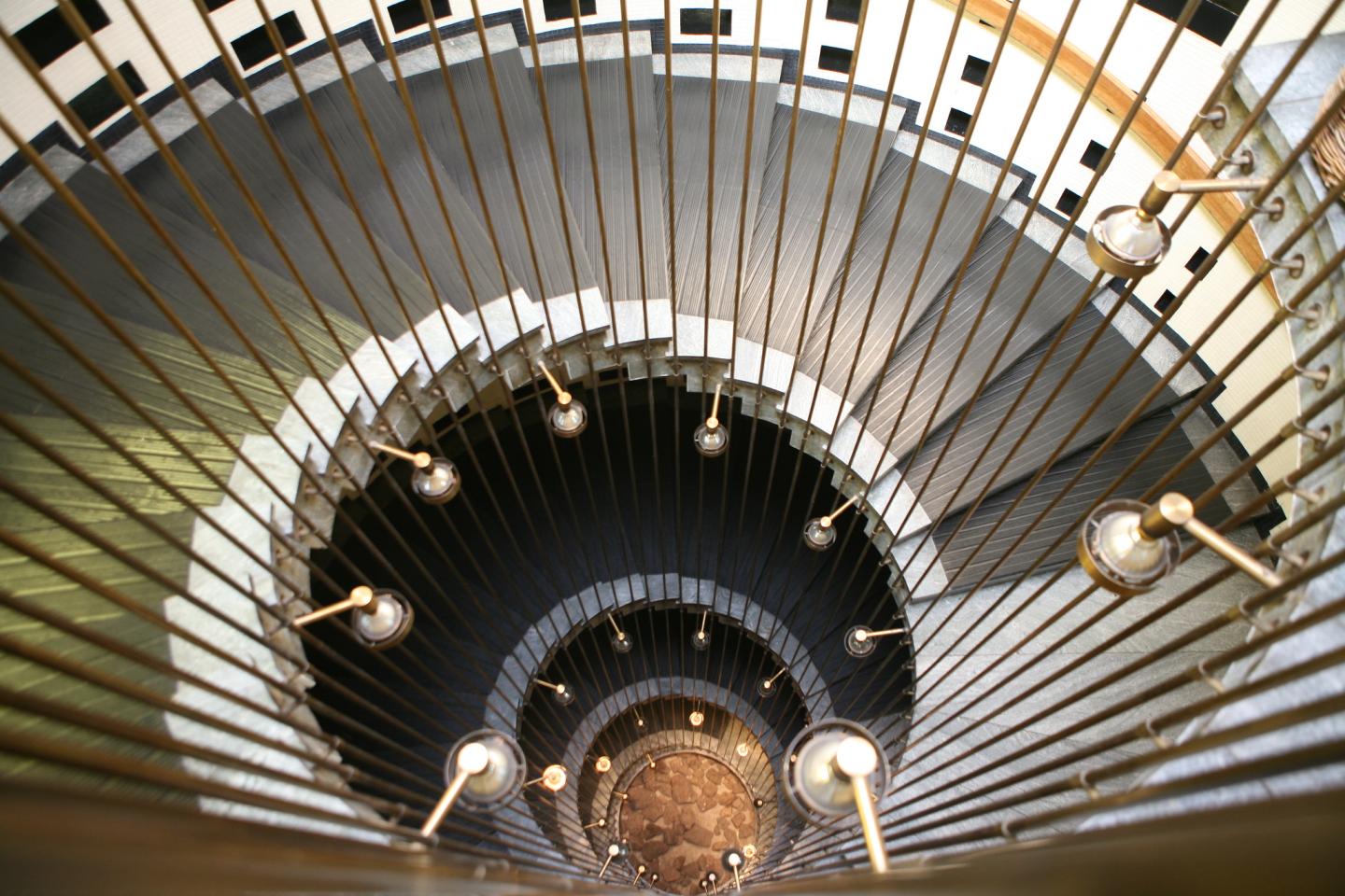 Blick auf die Wendeltreppe des Hauptgebäudes der UN-Wirtschaftskommission für Lateinamerika und die Karibik in Santiago de Chile.