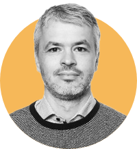 Schwarz-weiß Bild von Björn Richter mit einem gelben Kreis im Hintergrund