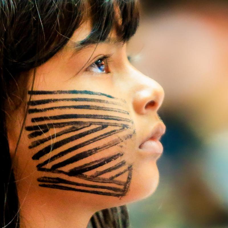 Indigenes Kind mit bemaltem Gesicht