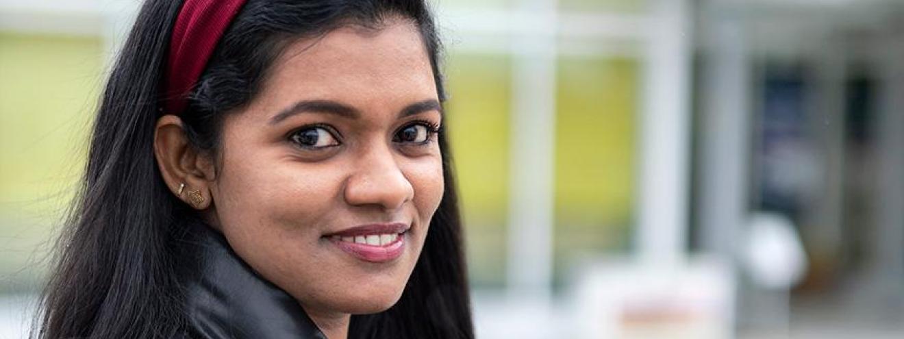 Mädchen mit Handy in der Hand