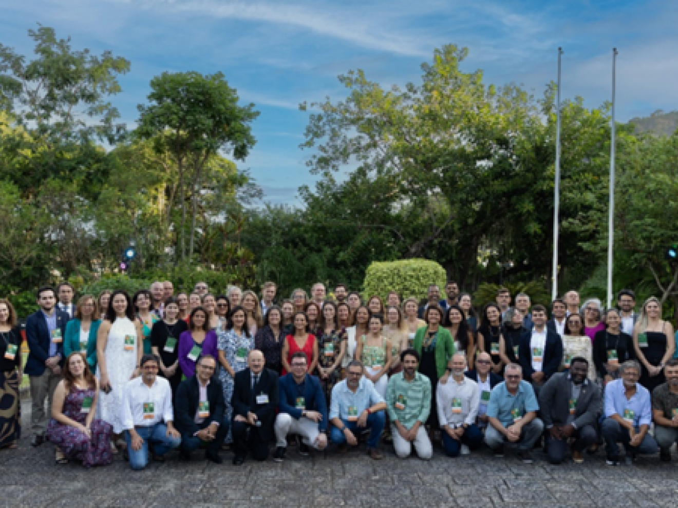 Großes Gruppenfoto der Vertreter von Partnerinstitutionen und GIZ Brasilien vor grüner Kulisse im deutschen Konsulat.