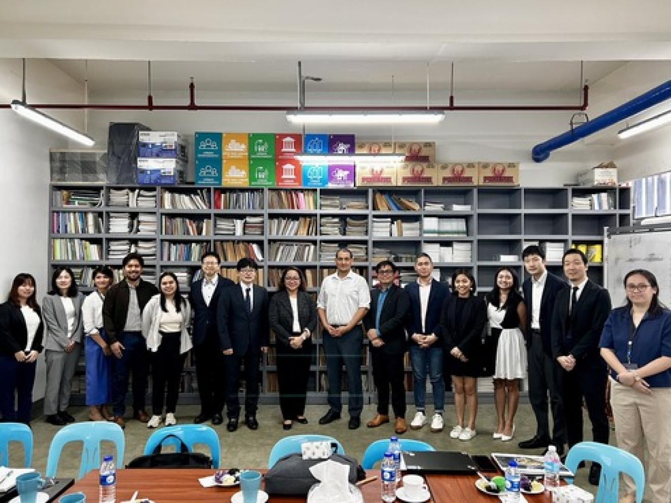 Gruppenbild der DHSUD Environmenta, Japans Ministerium für Land, Infrastruktur, Transport und Tourismus (MLIT) und Urban Renaissance (UR) Agentur.