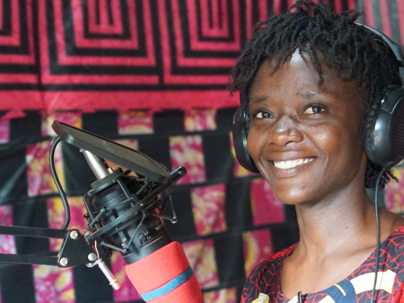 Die Journalistin Salome Mugaza präsentiert im Studio des Kalehe Territorial Community Radio die Nachrichten.