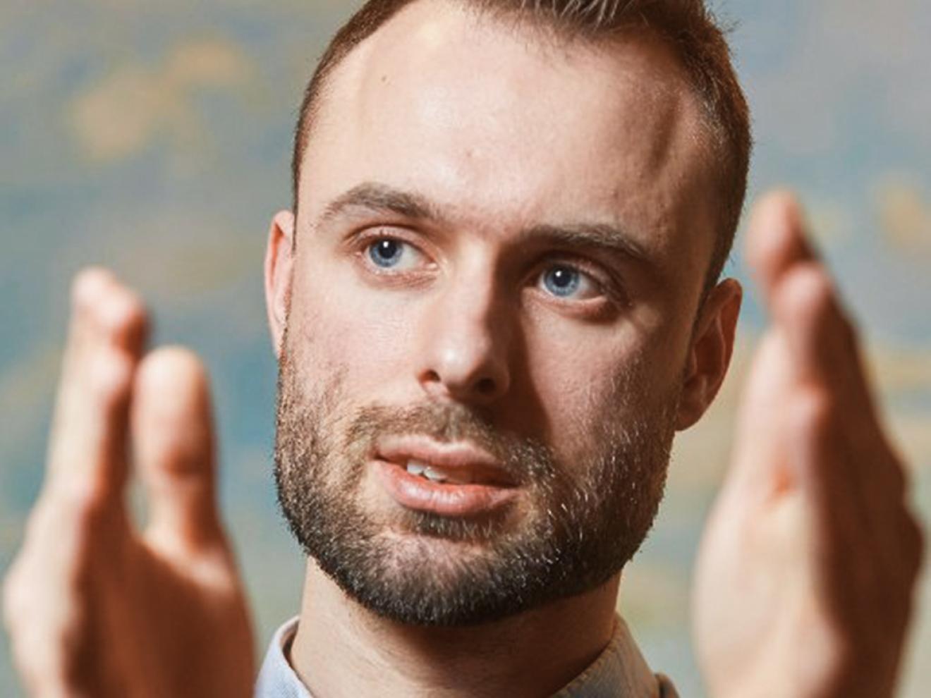 Mann hat beide Hände halb vor seinem Gesicht