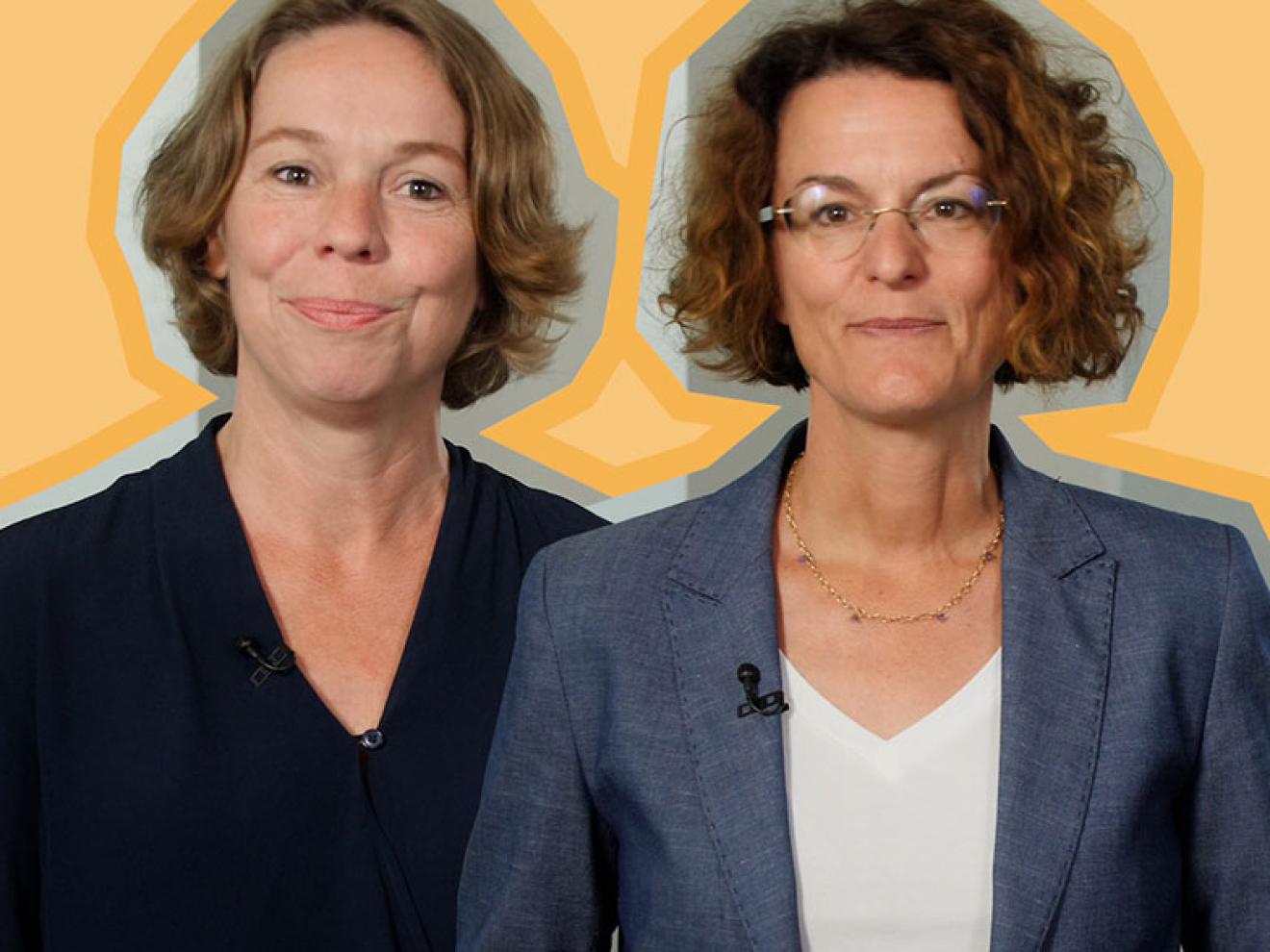 Portrait Bild zweier Frauen: Links eine Frau mittleren Alters in navy blauem Oberteil mit V-Ausschnitt und mittelblondem Haar in Kin Länge. Rechts eine ebenfalls eine Frau mittleren Alters, gekleidet in ein weißes Oberteil mit V-Ausschnitt, grau-blauen Blazer und hellbraunen leichten Wellen in Kin Länge.