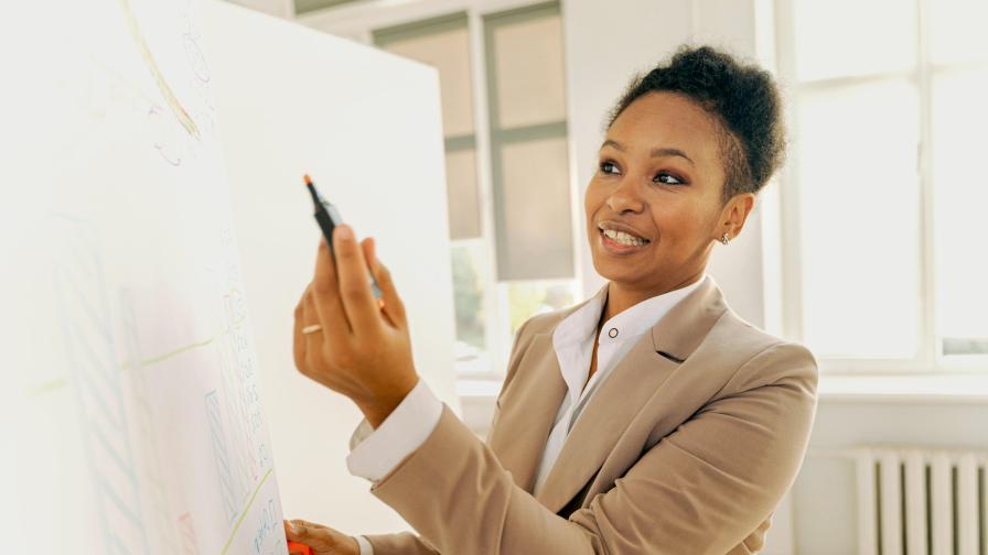 Frau referiert an Flip Chart