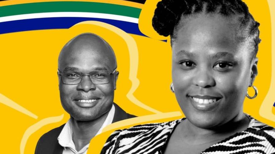 Drei Personen vor einem gelben Hintergrund mit Windrädern und südafrikanischen Flaggenfarben, zentral eine Frau mit Zebra-Muster-Kleidung.