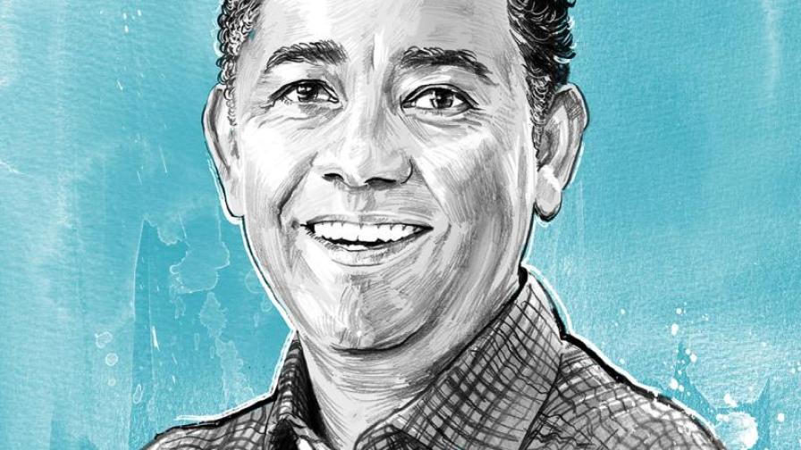 Schwarz-weiße Zeichnung eines Mannes mit lockigem Haar und kariertem Hemd vor hellblauem Hintergrund.