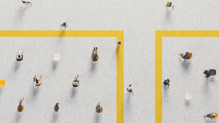 Luftaufnahme von Menschen, die in einer hellen Umgebung und in gleichmäßigen Abständen auf Stühlen sitzen oder über gelb markierte Wege laufen.