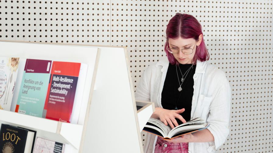 Junge Frau mit einem Buch in der Hand