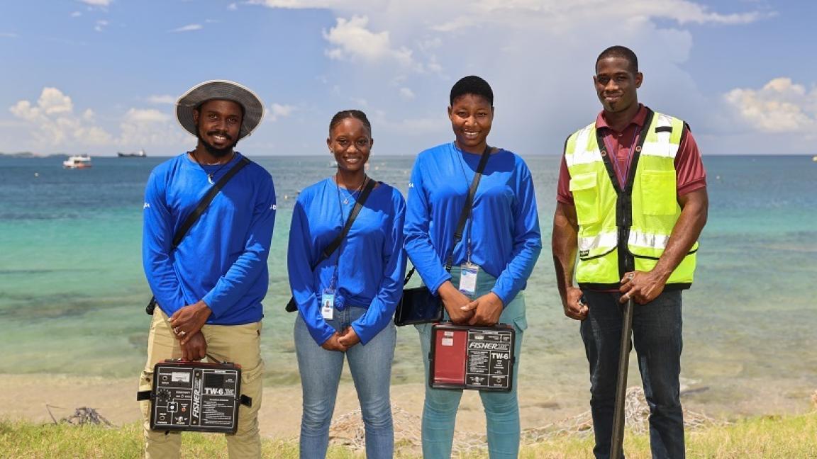 Mitarbeiter des grenadischen Wasserversorgers mit Ausrüstung.