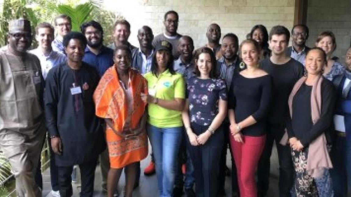 Eine Gruppe von Menschen posiert für ein Foto.