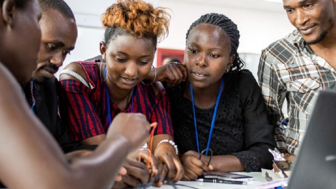 Eine Gruppe von Menschen, die auf einen Computer schauen.