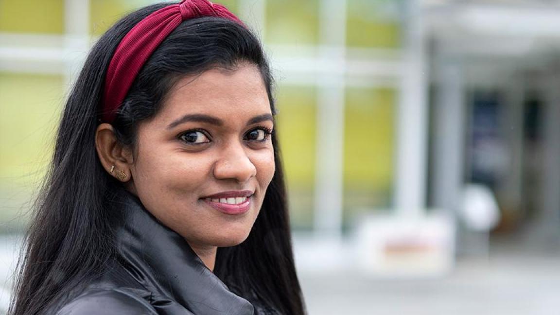 Mädchen mit Handy in der Hand