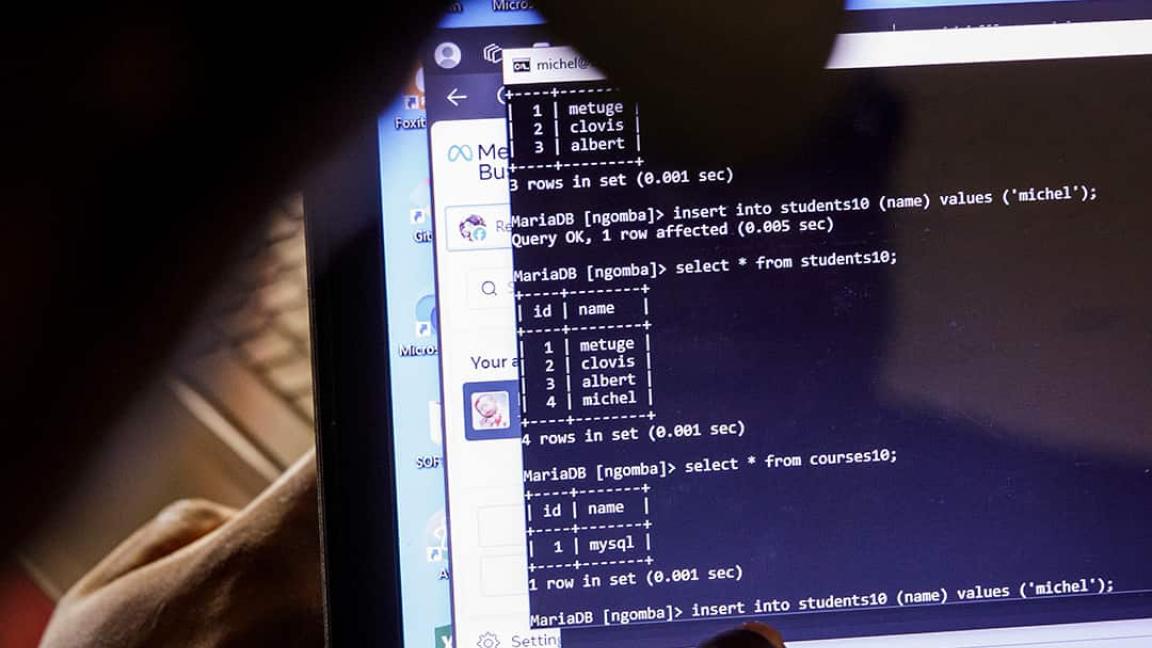 Mensch zeigt auf einen leuchtenden Bildschirm