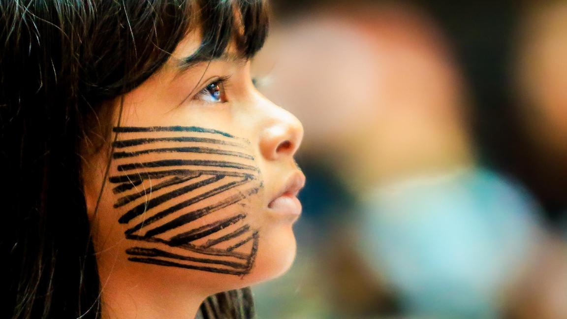 Indigenes Kind mit bemaltem Gesicht