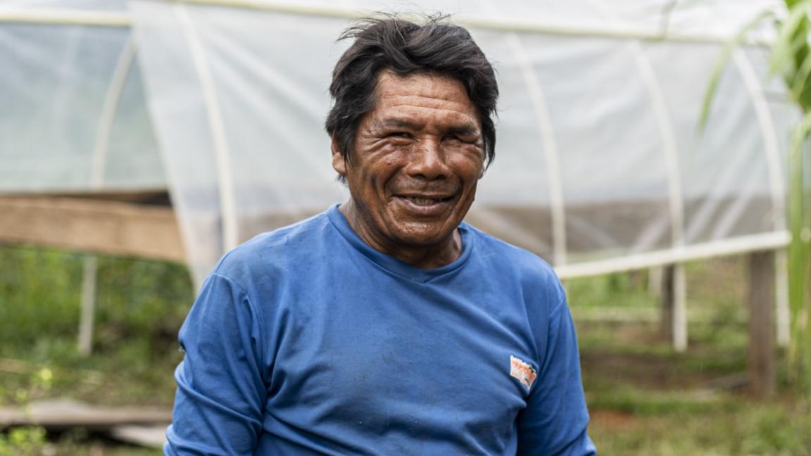 Cacay-Nuss-Farmer vor einer Nusssammlungsstation.