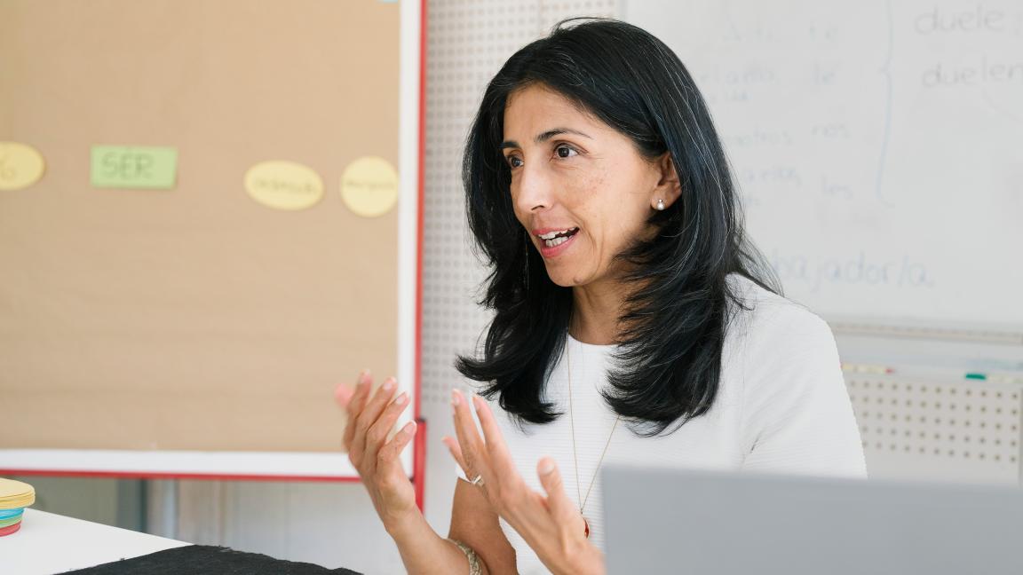Frau im Gespräch vor einem Whiteboard