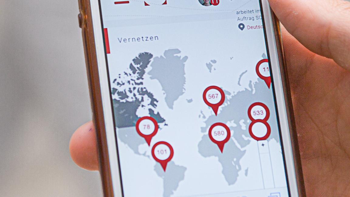 Smartphone mit einer Weltkarte