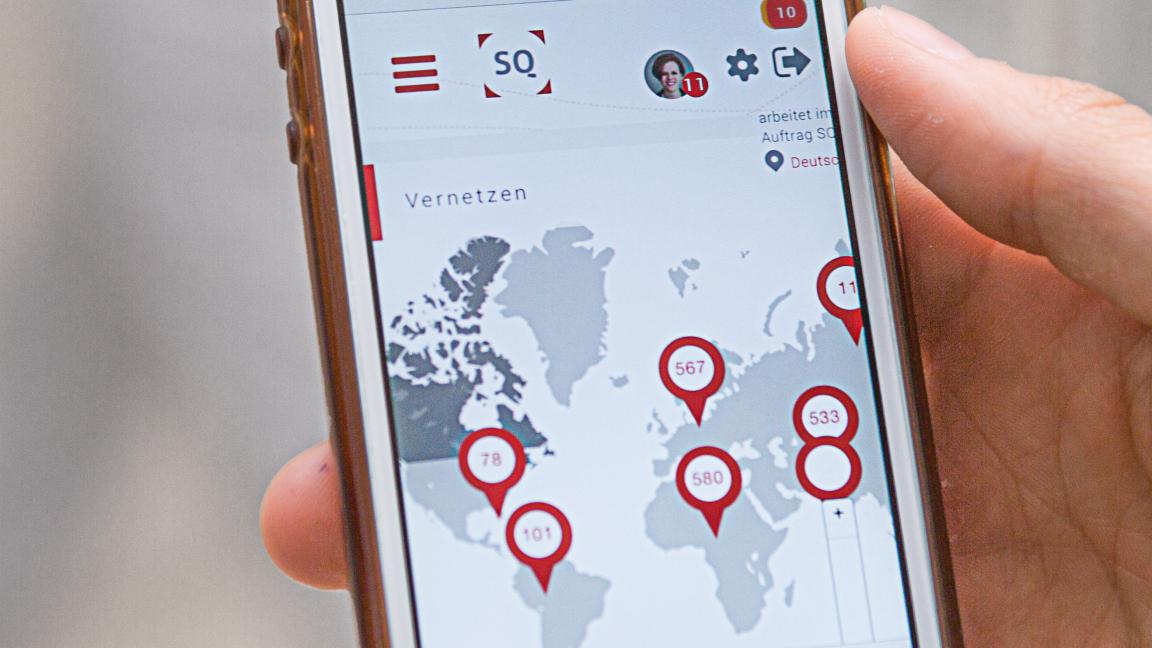 Smartphone mit einer Weltkarte