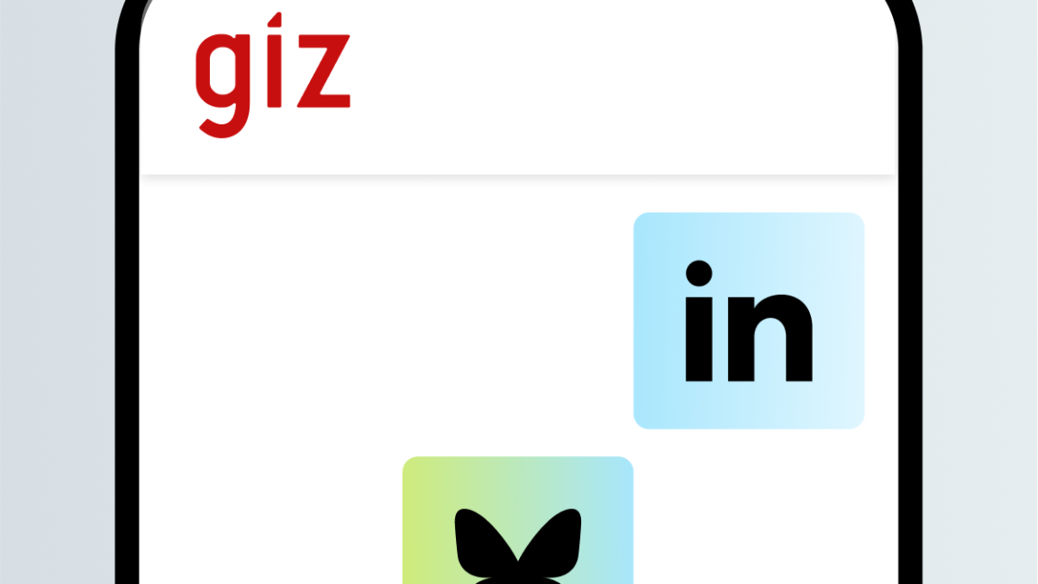 Grafische Darstellung eines Smartphones. Links oben befindet sich das GIZ-Logo, darunter drei Icons der Social-Media Kanäle.