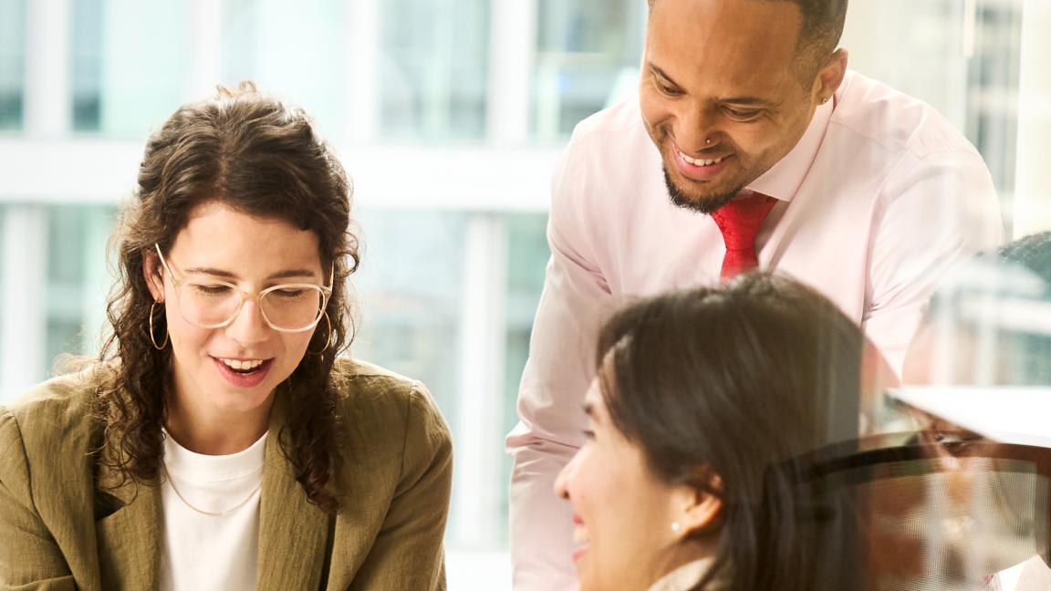 Mitarbeiter:innen der GIZ in einer Besprechung