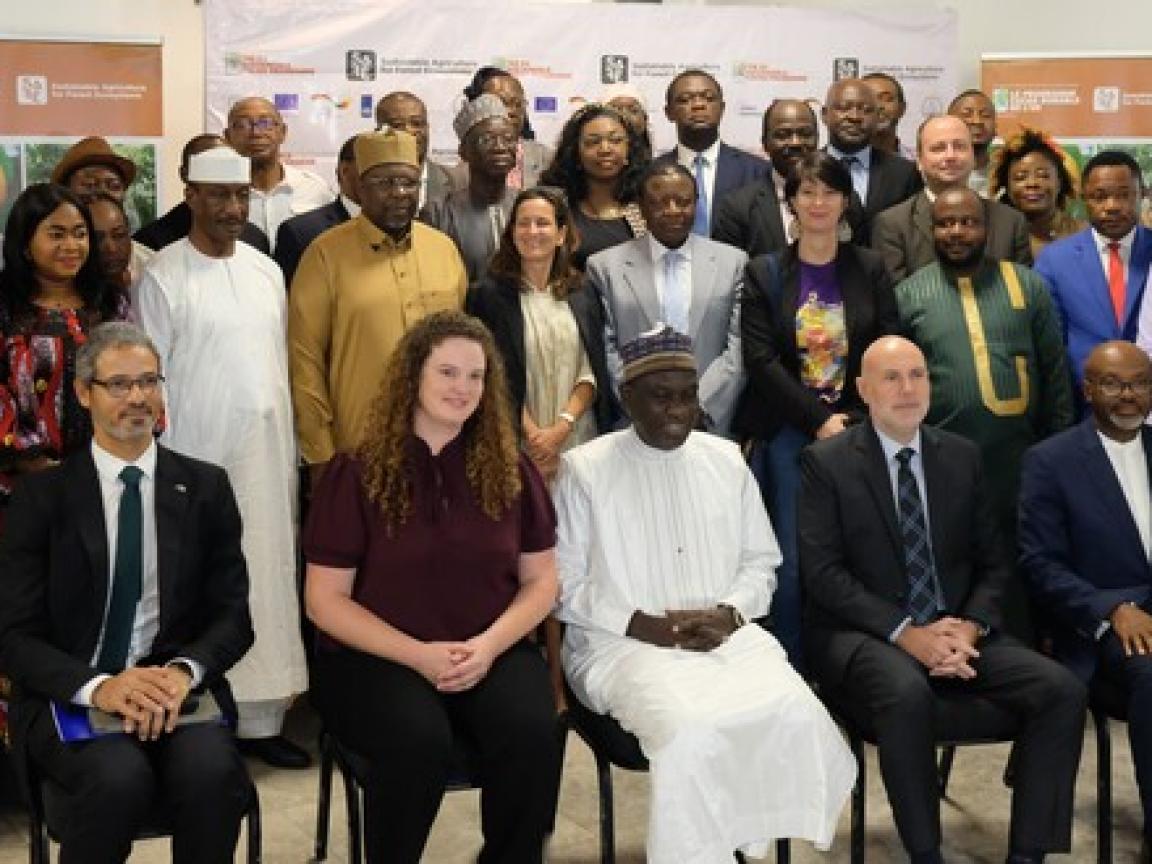 Gruppenbild in einem Raum