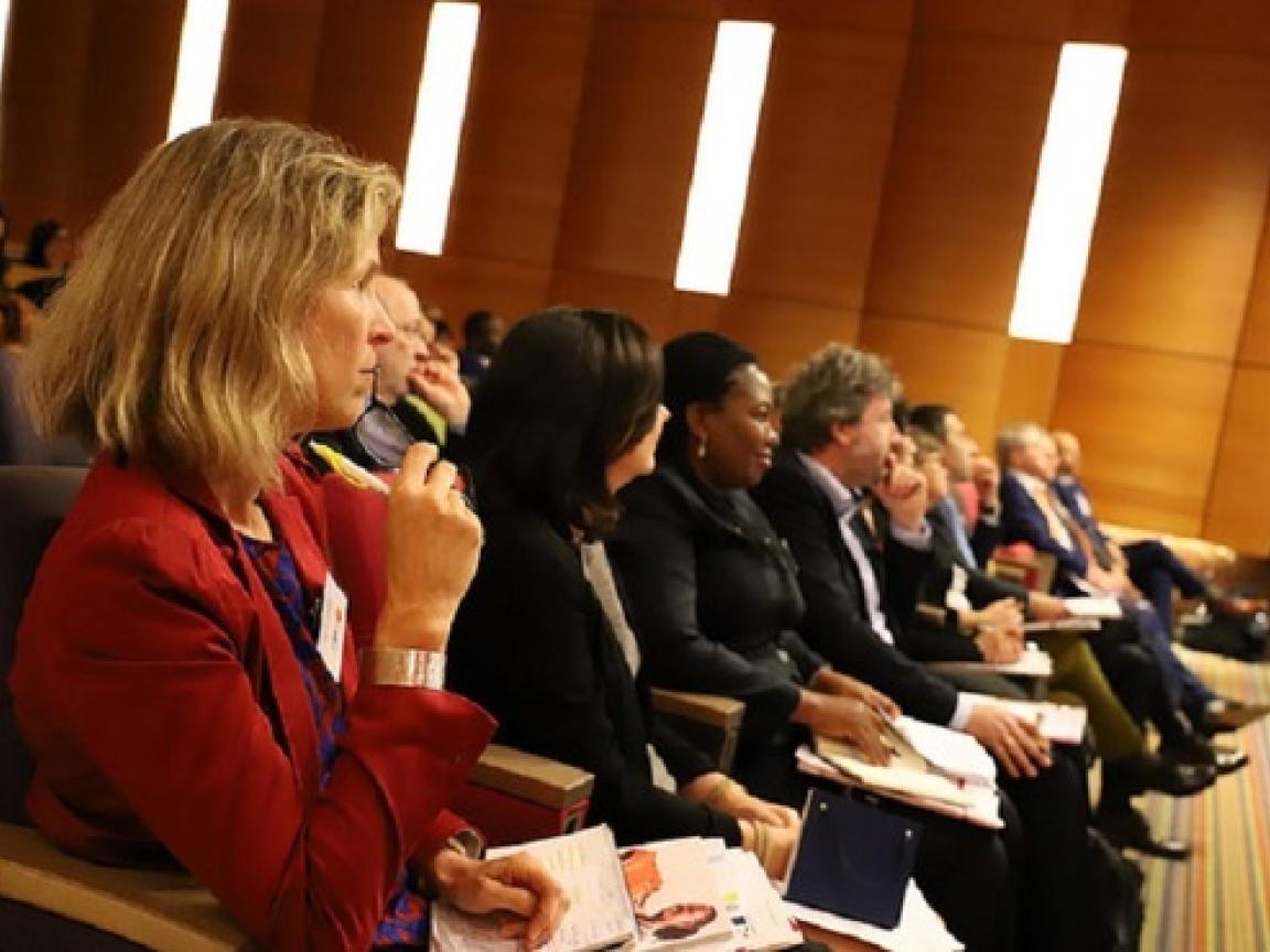 Viele Personen sitzen in einem Saal