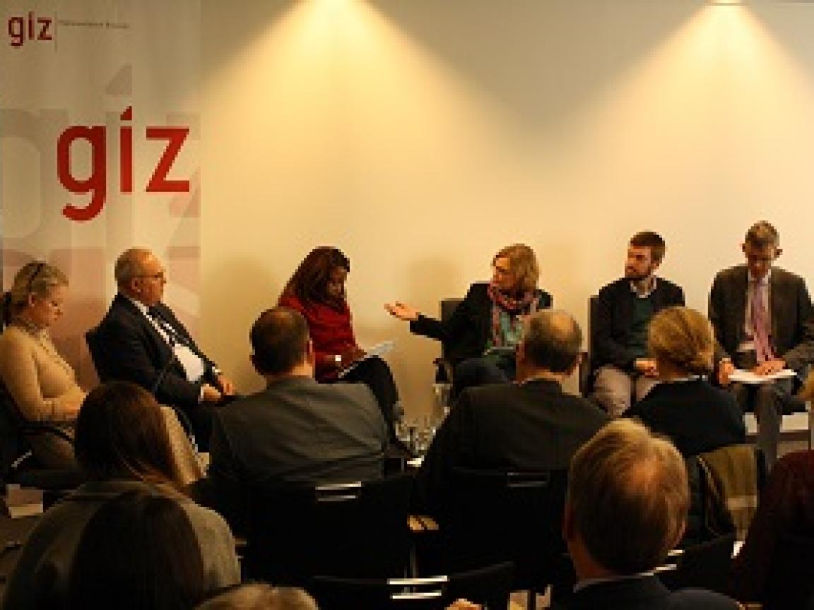 Personen sitzen nebeneinander auf Stühlen