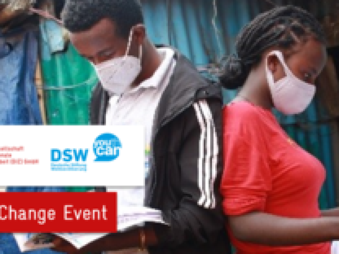 Zwei Personen mit einer Gesichtsmaske stehen Rücken an Rücken