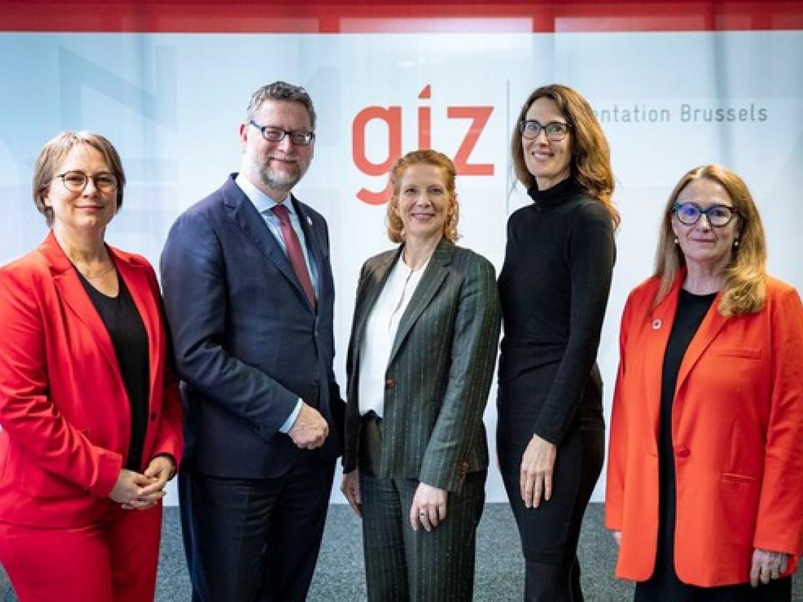 Der Vorstand der GIZ steht mit zwei Mitgliedern des Belgischen Ministerium zusammen