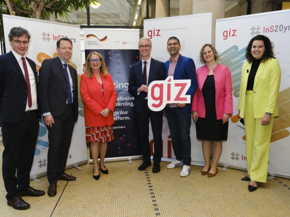 Podiumsteilnehmer mit der Moderatorin und GIZ-Vorstandsmitglied Ingrid-Gabriela Hoven