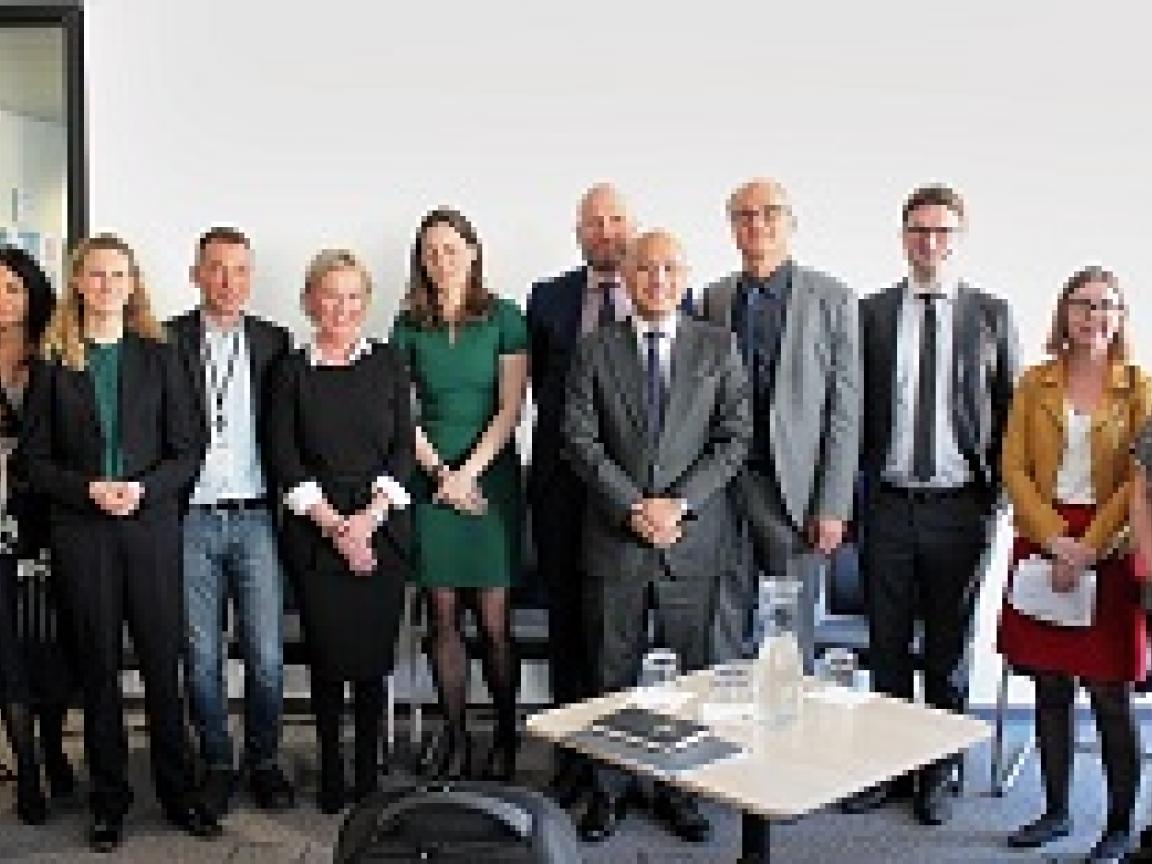 Viele Personen stehen nebeneinander