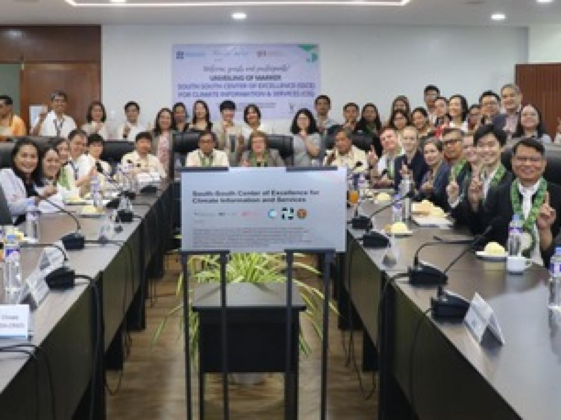 Verteter:innen des South-South Centre of Excellence (SSCoE),  Department of Science and Technology (DOST) Philippine Atmospheric und Geophysical and Astronomical Services Administration (PAGASA) Office sitzen an Konferenztischen und schauen in die Kamera.