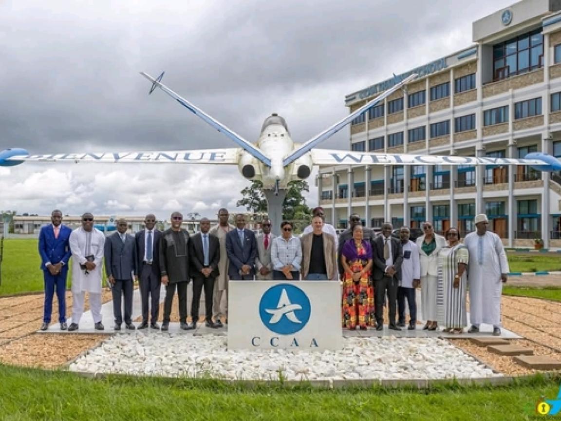 Viele Personen stehen vor einem Flugzeug-Modell