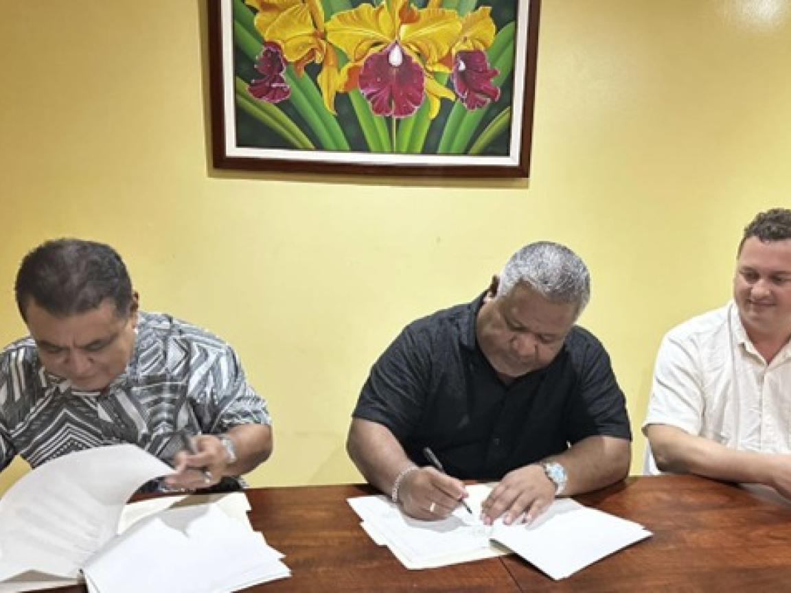 hochrangige Delegation aus der Republik Marshallinseln (RMI) unter der Leitung von Minister Hilton T. Kendall lesen und unterschreiben Papiere in Anwesenheit eines Vertreters der GIZ.